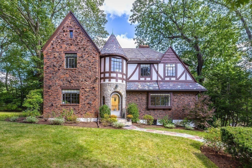 1069 W Roxbury Pkwy - Brookline, MA