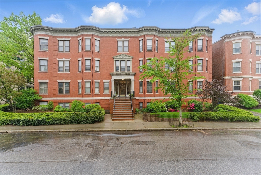 16 Garrison Rd #7 - Brookline, MA