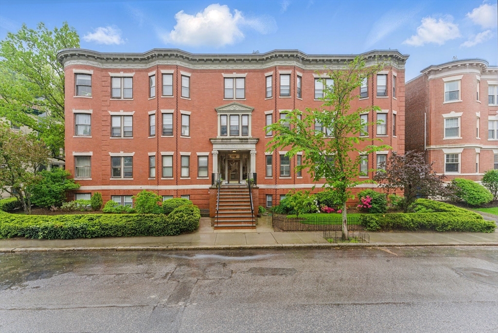 16 Garrison Rd #7 - Brookline, MA