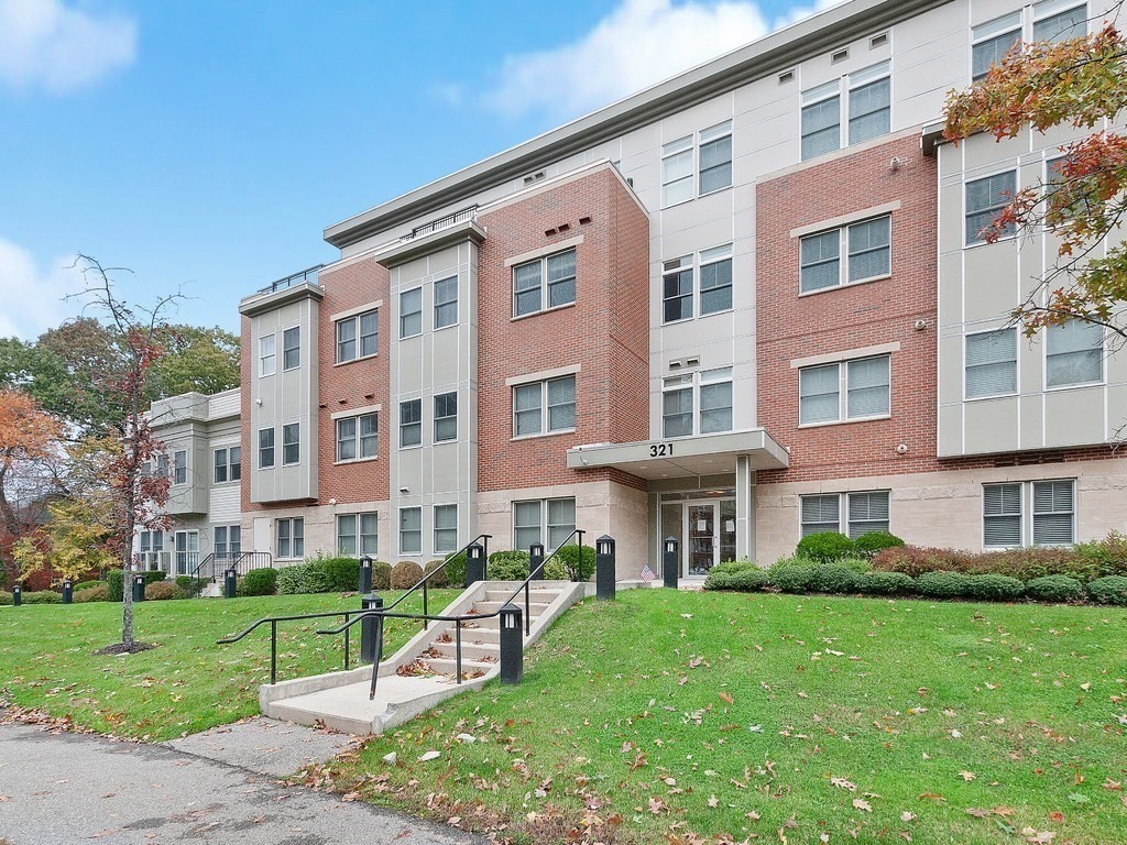 321 Hammond Pond Pkwy #106 - Brookline, MA
