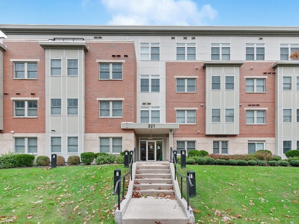 321 Hammond Pond Pkwy #106 - Brookline, MA