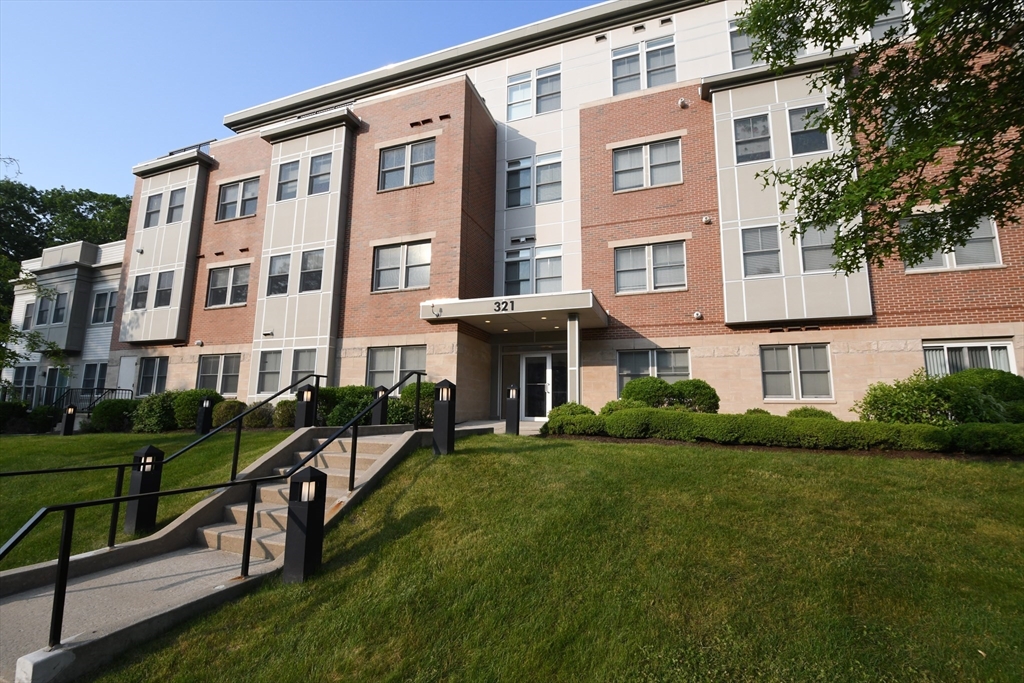 321 Hammond Pond Pkwy #302 - Brookline, MA