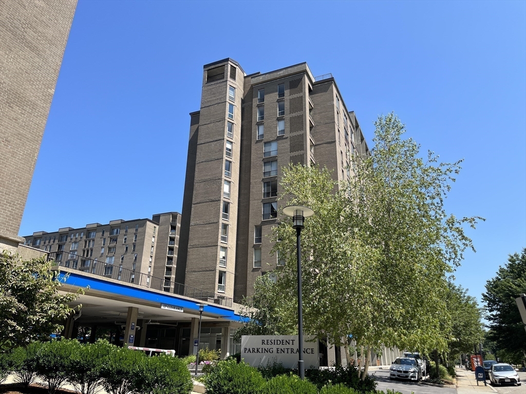 33 Pond Ave #401 - Brookline, MA