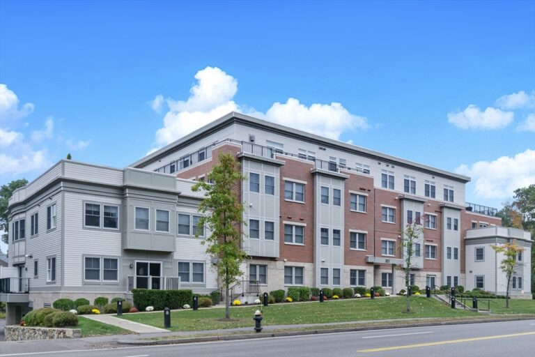 321 Hammond Pond Pkwy #105 - Brookline, MA