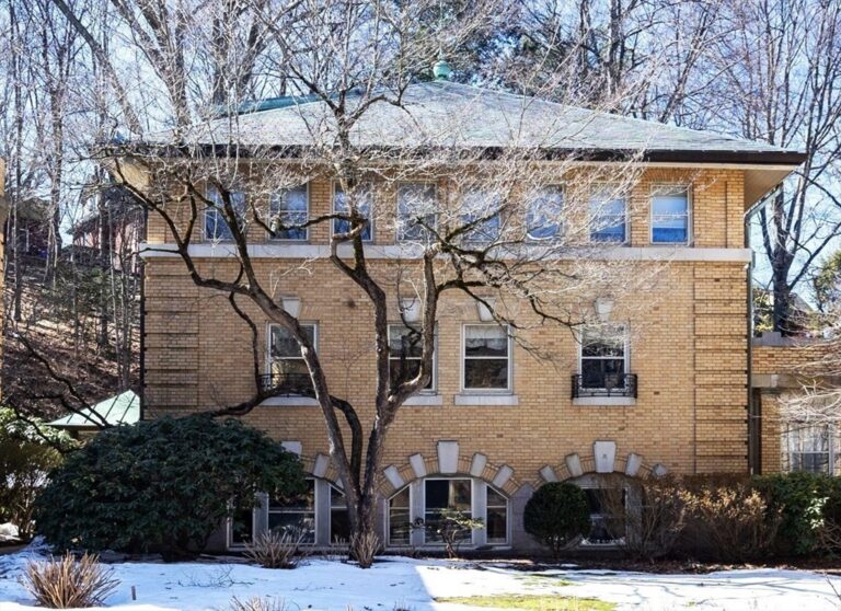 75 Glen Rd #B4 - Brookline, MA