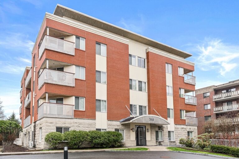 310 Hammond Pond Pkwy #301 - Brookline, MA