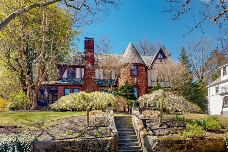 32 Alberta - Brookline, MA