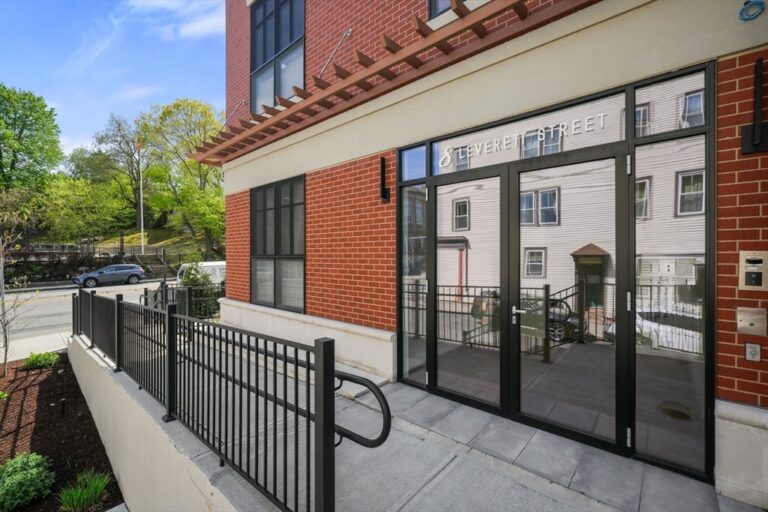 8 Leverett St #4 - Brookline, MA