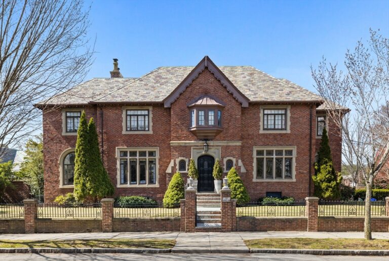 98 Carlton St - Brookline, MA