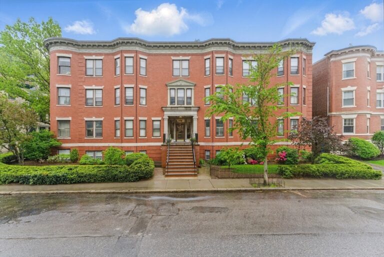 16 Garrison Rd #7 - Brookline, MA
