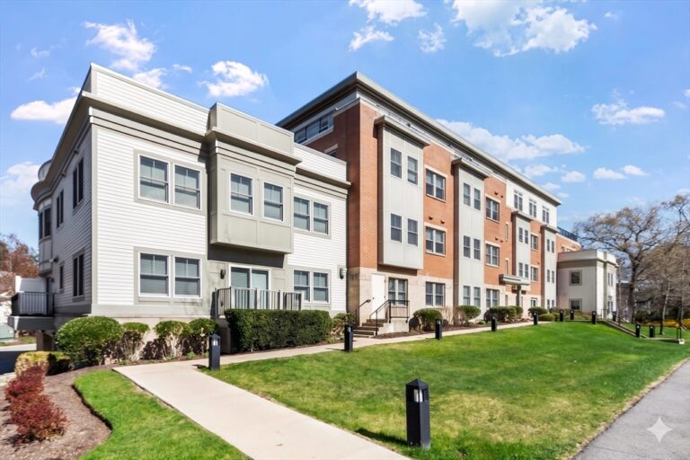 321 Hammond Pond Pkwy #103 - Brookline, MA