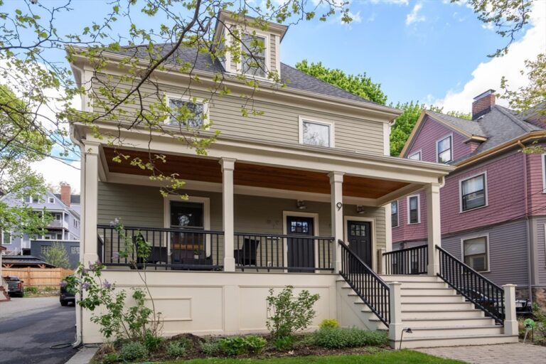 9 Bartlett Cres #1
