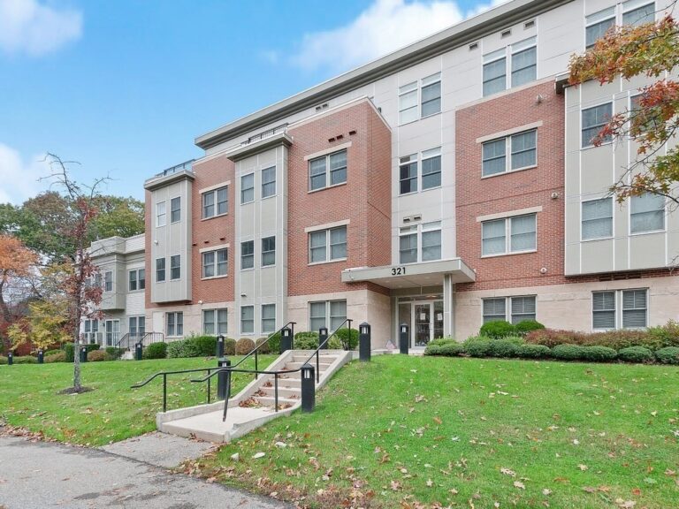 321 Hammond Pond Pkwy #106