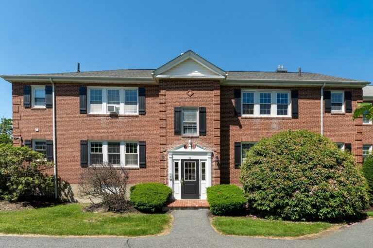 33 Hammond Pond Pkwy #4 - Brookline, MA