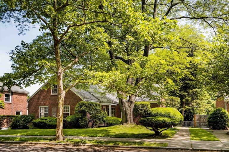 77 Jordan Rd - Brookline, MA