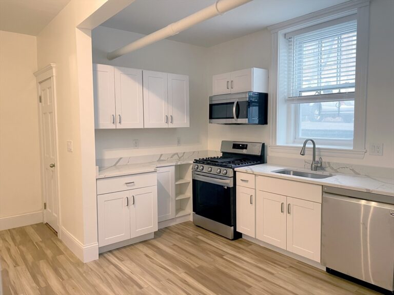 15 Thatcher St #B1