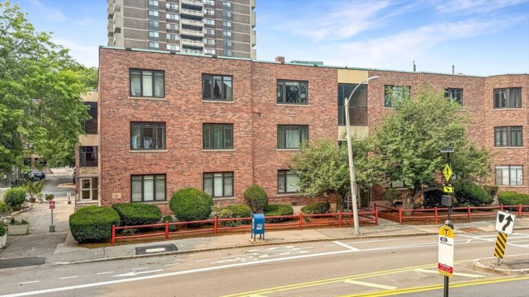 573 Washington St #29 - Brookline, MA