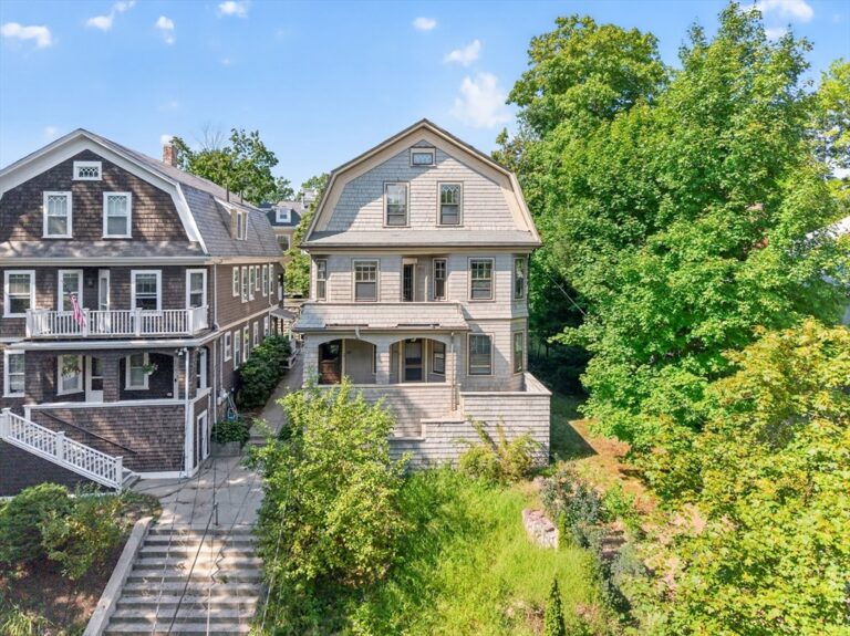 103-105 Colbourne Crescent - Brookline, MA