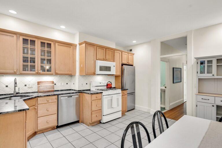 124 Chestnut St #1 - Brookline, MA
