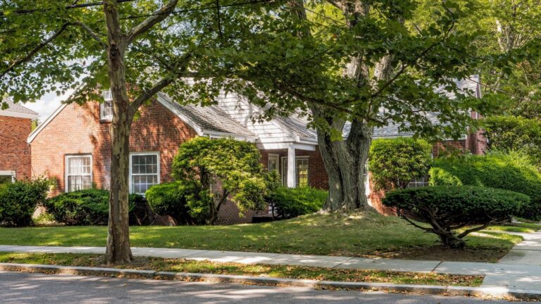 77 Jordan Rd - Brookline, MA